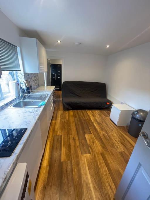 One Bedroom Annex With Private Entrance Morden  Dış mekan fotoğraf